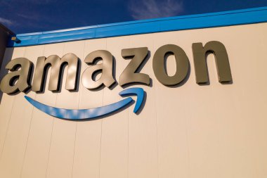 Toronto, Ontario, Kanada - 11 Eylül 2022: Amazon logosunun havadan görünüşü ve dağıtım merkezi depo girişindeki marka. Büyük depolama tesisi ve ofis merkezi.