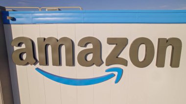 Toronto, Ontario, Kanada - 11 Eylül 2022: New Amazon lojistik merkezi depo ve dağıtım merkezi. Amazon, Büyük Beş Amerikan bilgi teknolojisi şirketlerinden biri.