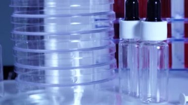 COVID-19 aşısı ve şırınga hareket ediyor. Coronavirus aşısı olan ampuller ve şişeler doktor masasında hazır. Tıp uzmanları tarafından yapılan kas içi aşılama..