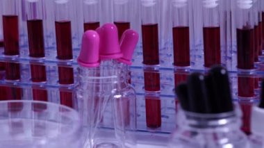 Coronavirus insan konsepti aşısı. Tıbbi laboratuvar masası, salgın Covid-19 aşısı araştırması. Aşı hazırlığı ve bağışıklık sistemi. Ekipman, şırınga iğnesi ve şişe..