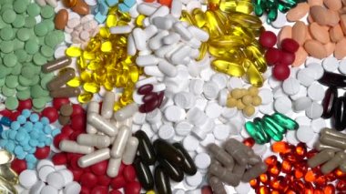 Birçok pahalı reçeteli ilaç ve ilaç konseptiyle kanser kemoterapi tedavisi.