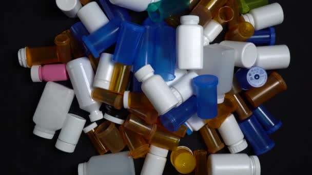 Багато Рецептурних Ліків Таблеток Пляшок Фармацевтичні Генеричні Препарати Порожні Пластикові — стокове відео