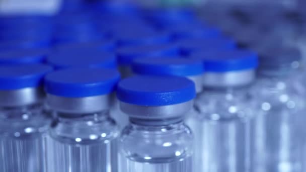 Covid 19疫苗和注射器 在医生或护士桌子上准备的带有头孢病毒疫苗的口罩和座圈 医疗专业人员注射的肌肉注射疫苗 — 图库视频影像