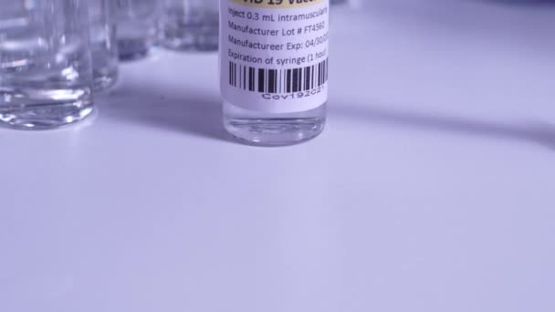Covid Vaccin Och Spruta Flyttar Fokus Injektionsflaskor Och Ampuller Med — Stockvideo
