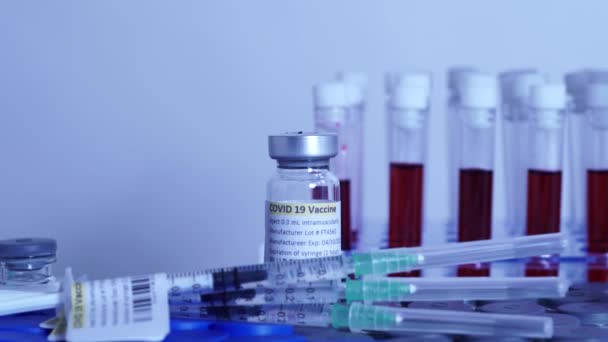 Covid Vaccin Injectiespuit Verplaatsen Focus Flacons Ampullen Met Coronavirusvaccin Bereid — Stockvideo