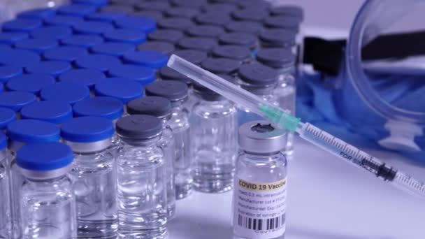 Εμβόλιο Covid Και Κινούμενη Εστίαση Σύριγγας Φιαλίδια Και Φύσιγγες Εμβόλιο — Αρχείο Βίντεο