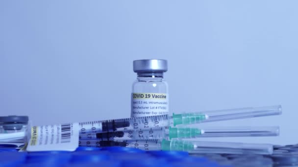 Εμβόλιο Covid Και Κινούμενη Εστίαση Σύριγγας Φιαλίδια Και Φύσιγγες Εμβόλιο — Αρχείο Βίντεο