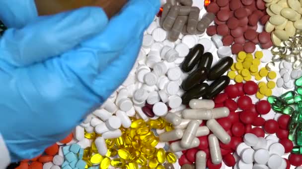 Farmacêutico Toma Comprimidos Nas Mãos Frasco Plástico Administração Medicamentos Prescritos — Vídeo de Stock