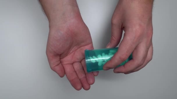 Ένας Ενήλικας Παίρνει Χάπια Στα Χέρια Του Από Πλαστικό Μπουκάλι — Αρχείο Βίντεο