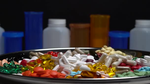 Píldoras Cápsulas Medicación Rotación Plato Varios Medicamentos Recetados Vitaminas Líquidas — Vídeo de stock