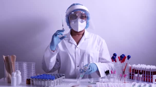 Retrato Uma Enfermeira Cientista Com Seringas Vacina Doutor Vestindo Terno — Vídeo de Stock