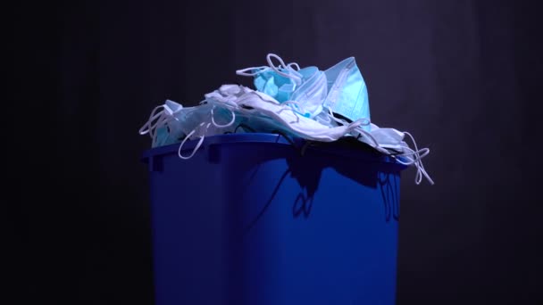 Atılmış Tıbbi Maskeler Koronavirüs Atığı Çöp Kutusuna Kullanılmış Cerrahi Maske — Stok video