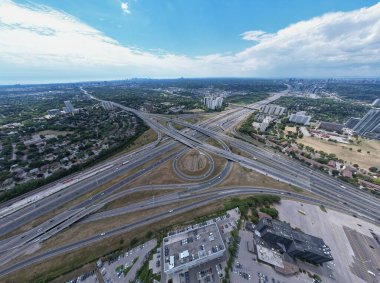 Hızlı gidiş-dönüş ve trafikten kaçınmak için otoyol. Araba taşıma kavşağı geliştirme. Kanada 'da otoyol yukarıdan görünüyor. Hız rampalı giriş ve çıkış yolları. 