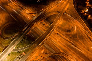 Kavşak şeridi ve binalardaki araba trafiğinin en üst görüntüsü. Geceleri şehir manzarasına uzun süre maruz kalmışsın. Kanada 'nın modern şehri enerji ve enerjiden gelen gece ışıklarıyla dolu..