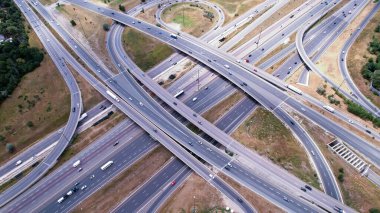 Birden fazla yol ve köprüsü olan otoban havalimanı. Kuzey Amerika Kanada 'da yüksek hızlı araba trafiği. Çok katlı yüksek hız karayolu kompleksinde ulaşım trafiği.