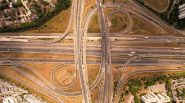 Otoyol kavşağında trafiğin yoğun olduğu yoğun arabaların görüntüsü. Kentsel Kuzey Amerika Şehir Kavşağı. 