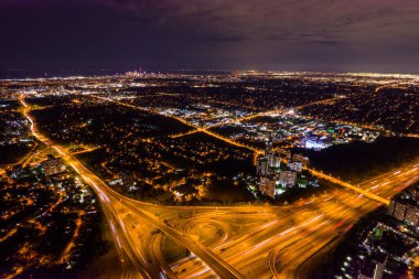 Kavşak şeridi ve binalardaki araba trafiğinin en üst görüntüsü. Geceleri şehir manzarasına uzun süre maruz kalmışsın. Kanada 'nın modern şehri enerji ve enerjiden gelen gece ışıklarıyla dolu..