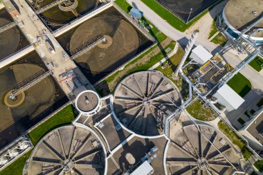 Lağım arıtma tesisi manzarası. Kuzey Amerika 'daki atık su arıtma tesisi. Temiz musluk suyuna dönüştürmek için kirli siyah suyu filtreleme ve şehir için içme suyu pişirme.