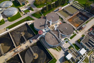 Su arıtma çemberleri ve temiz içme suyu filtreleme yönetimi. Lağım arıtımından taze su filtresi. Modern şehir su tesisi. 