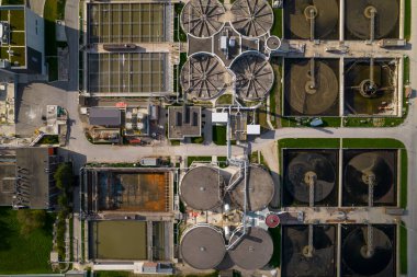 Kirli atık su fırtınası ve endüstriyel sıvılardan sağlıksız kimyasalları, katı kirleri ve gazları çıkararak atık su arıtma sisteminden tatlı su filtresi.