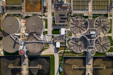 Su arıtma çemberleri ve temiz içme suyu filtreleme yönetimi. Lağım arıtımından taze su filtresi. Modern şehir su tesisi. 