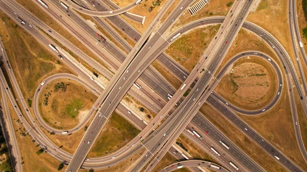 Otoyol kavşağında trafiğin yoğun olduğu yoğun arabaların görüntüsü. Kentsel Kuzey Amerika Şehir Kavşağı. 