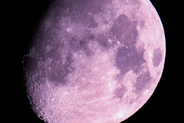 Měsíc Tmavém Černém Pozadí Oblohy Vystřelen Povrchu Země Velmi Dlouhým — Stock fotografie