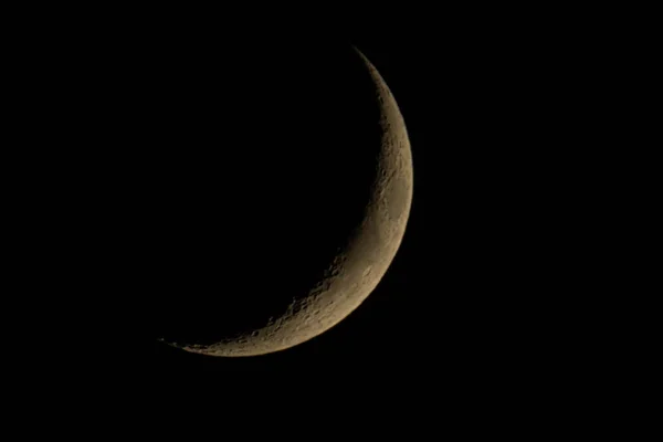 新月在深黑的天空背景上 从地球表面发射 带有很长的心灵感应透镜 灰白的月亮在晴朗的天空中闪耀 — 图库照片