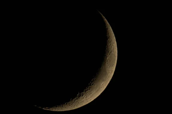 Crescent Moon Donkere Zwarte Hemel Achtergrond Geschoten Vanaf Het Aardoppervlak — Stockfoto