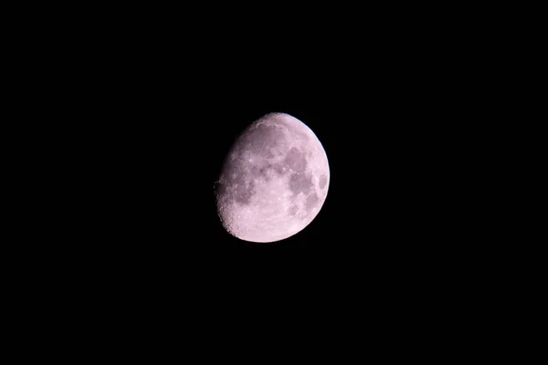 月亮在深黑的天空背景上 从地球表面发射出一个很长的心灵感应镜头 在晴朗的天空中闪耀的月亮的近照 — 图库照片