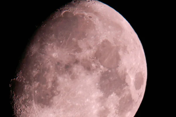 月亮在深黑的天空背景上 从地球表面发射出一个很长的心灵感应镜头 灰白的月亮在晴朗的天空中闪耀 — 图库照片