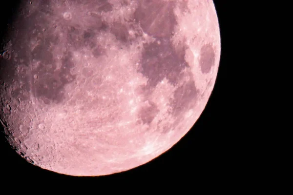 月亮在夜空中 用心灵感应镜头拍摄的满月的清晰镜头 粉红的月亮从地上射了出来 血腥月亮魔法仪式的概念 — 图库照片