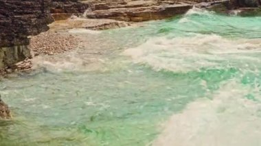 Bruce Peninsula Ulusal Parkı 'ndaki Huron Gölü' ndeki Indian Head Cove 'daki renkli yeşil sular ve Kanada' nın Ontario kentindeki berrak mavi su. The Grotto ve Overhang rock turistleri arasında yer alıyor..