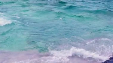 Bruce Peninsula Ulusal Parkı 'ndaki Huron Gölü' ndeki Indian Head Cove 'daki renkli yeşil sular ve Kanada' nın Ontario kentindeki berrak mavi su. The Grotto ve Overhang rock turistleri arasında yer alıyor..