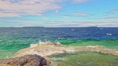 The Grotto yakınlarındaki Ontario, Kanada 'daki Bruce Peninsula Ulusal Parkı' ndaki Indian Head Cove, Gürcistan Körfezi Patikası ve Tobermory Turizm Alanındaki Kıbrıs Gölü. Kanada ikameti.