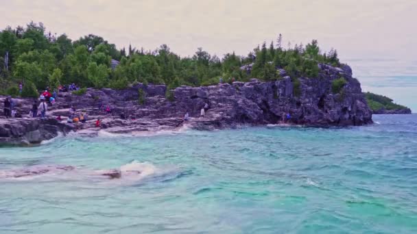 加拿大布鲁斯半岛国家公园 2022年6月27日 位于布鲁斯半岛国家公园休伦湖印第安人头湾的五彩缤纷的绿水和位于格罗托附近的安大略省清澈的蓝水 — 图库视频影像
