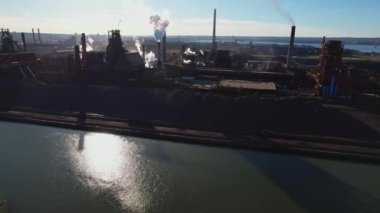 Çelik fabrikası kentsel alanı. Demir cevheri, demir bileşiği ve diğer mineraller yüksek kaliteli düz karbon çeliği üretir. Otomotiv, enerji, ambalaj ve inşaatlarda kullanılan çelik.