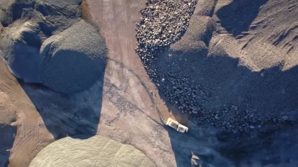 粉砕機のための鉱山材料 石を処理するための工業地帯 砂や建設のための砂利の丘を持つ製造工場 重機運搬車 — ストック動画
