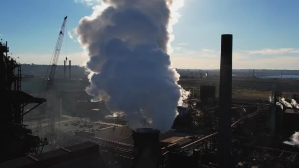 연기의 먹구름 비춘다 황혼이 도시의 지역에 연기가 자욱하다 지역의 굴뚝들 — 비디오