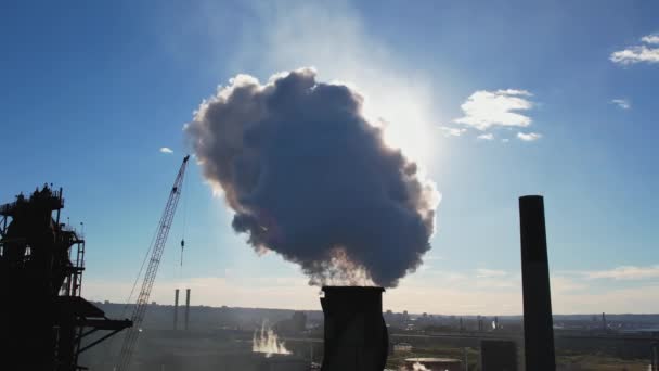 Vista Aço Tubulações Altas Planta Mineração Com Fumaça Branca Vista — Vídeo de Stock