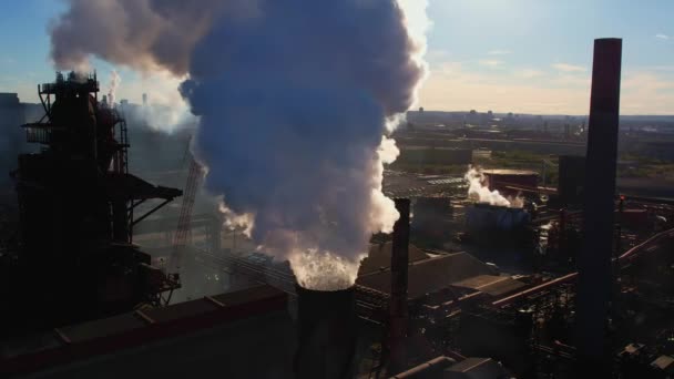 城市地区工业厂房黑暗的烟囱冒出了黄金时段的戏剧性烟雾 使用煤炭等化石燃料造成的空气污染和气候变化 碳中和方案的制定 — 图库视频影像