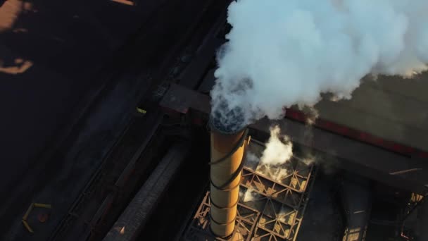 工業用鋼および化学都市エリア 大気と地球温暖化への高温室効果ガス排出量の図 産業景観と気候変動 大きな煙台 — ストック動画