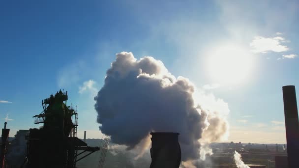 工业区有一个巨大的黑暗轮廓烟囱或带有浓浓的白烟的烟斗 在使用化石燃料时污染环境 工业空气污染与烟雾和蒸汽 — 图库视频影像
