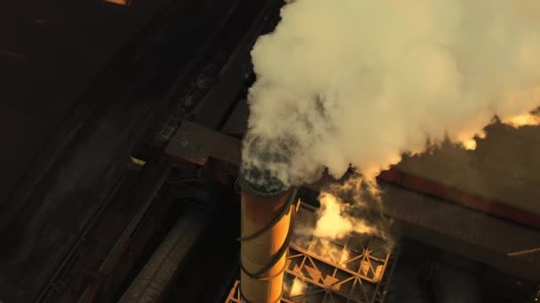 생태적 공장의 연기는 배기관을 배출으로 들인다 파이프는 대기를 시킨다 중립의 — 비디오
