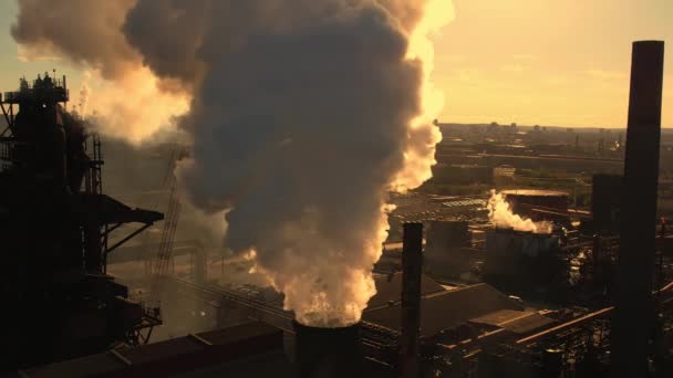 Průmyslová Zóna Velkou Tmavou Siluetou Komína Nebo Potrubí Hustým Bílým — Stock video