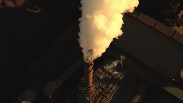 到2050年工业及精炼厂净零排放计划的发展概念 烟囱或管子冒出有毒气体 大气中的有害排放会破坏环境 — 图库视频影像