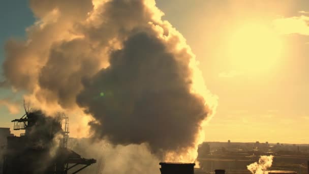 Goldene Stunde Dramatischer Rauch Aus Einem Dunklen Schornstein Einer Industrieanlage — Stockvideo