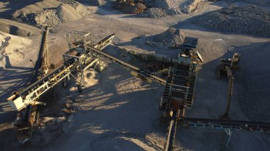 Kum, madencilik malzeme deposunda bitki ve şerit taşıyıcı yapıyor. Kum ve çakıl tasnif tesisi, inşaat için toptan ezme. Kum ve çimento üretiyor. Madencilik tesisi işleniyor. 
