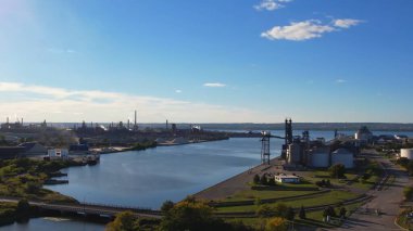 Çelik fabrikası anteni. Altın saatinde endüstriyel metalürji fabrikası. Ağır sanayi tesisi, patlayıcı ve elektrikli fırınla çelik üretiyor. Otomatik, enerji, ambalaj ve inşaatta kullanılan çelik.