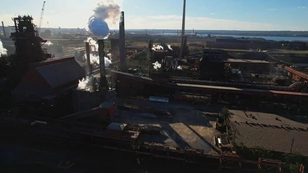 日没黄金の時間の間に鋼工場製造の都市部 高品質のフラット炭素鋼を作るために 鉄鉱石 鉄の化合物 および他の鉱物の大きな貯蔵を有する冶金工場 — ストック写真